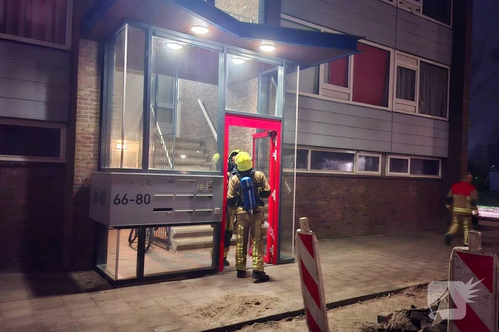 Veel rook bij buitenbrand naast portiek