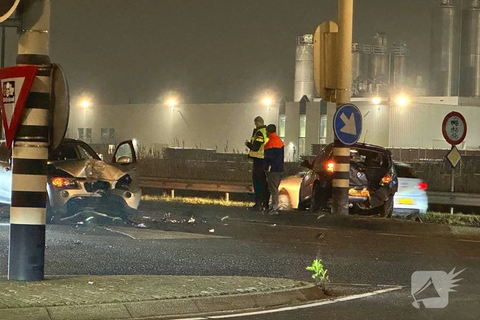 Flinke schade bij botsing tussen twee auto's