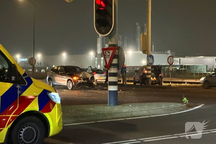 Flinke schade bij botsing tussen twee auto's