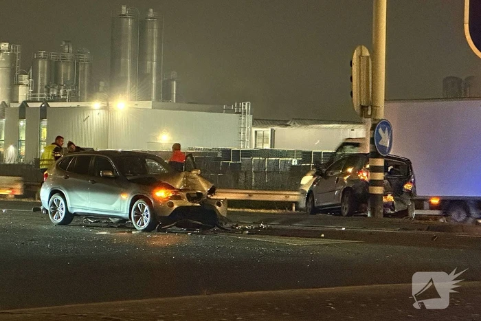 Flinke schade bij botsing tussen twee auto's
