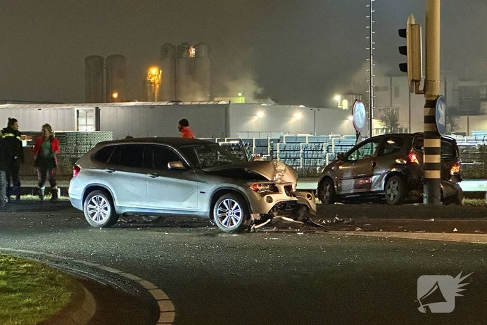 Flinke schade bij botsing tussen twee auto's