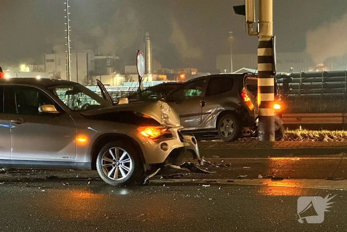 Flinke schade bij botsing tussen twee auto's