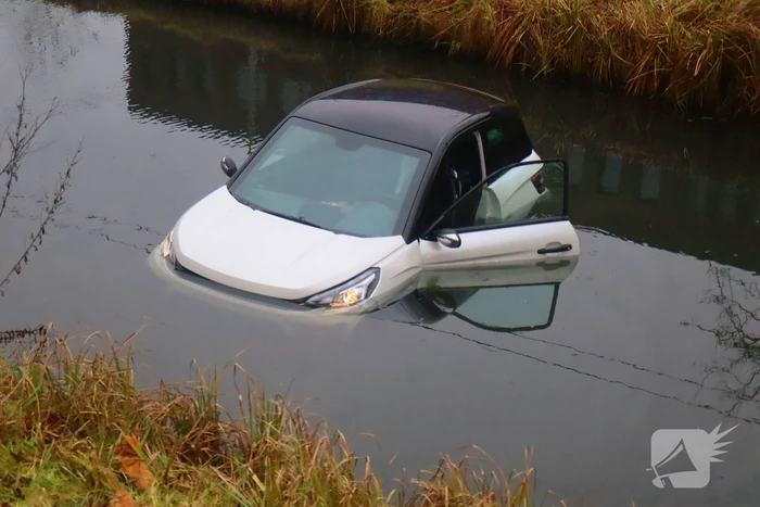 Hulpdiensten groots ingezet voor een brommobiel te water
