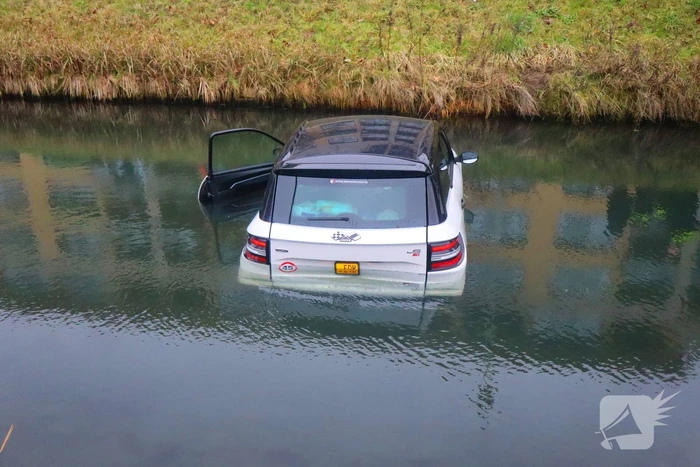 Hulpdiensten groots ingezet voor een brommobiel te water