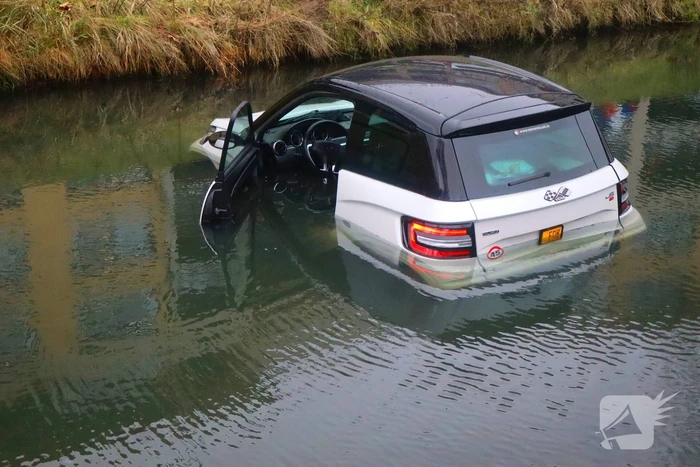 Hulpdiensten groots ingezet voor een brommobiel te water