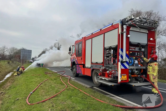Amerikaanse pick-uptruck gaat in vlammen op