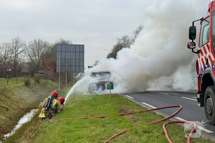 Amerikaanse pick-uptruck gaat in vlammen op