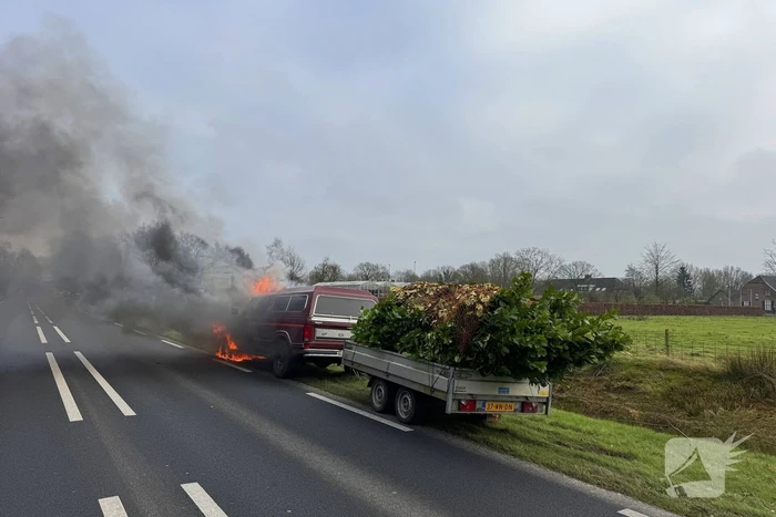 Amerikaanse pick-uptruck gaat in vlammen op