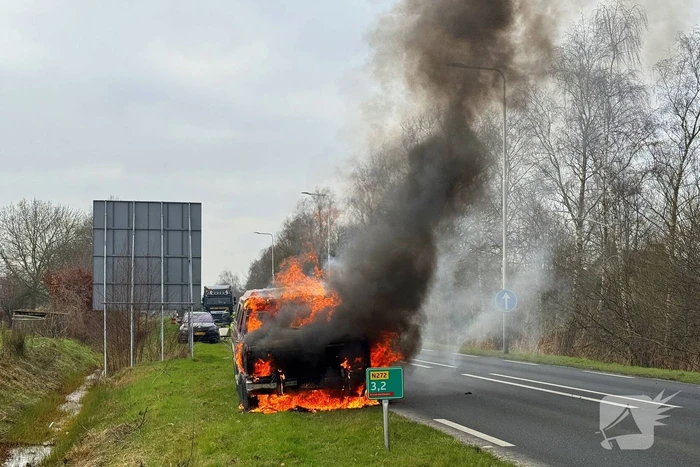 Amerikaanse pick-uptruck gaat in vlammen op