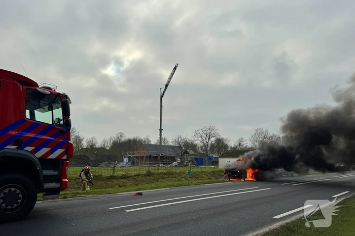 Amerikaanse pick-uptruck gaat in vlammen op