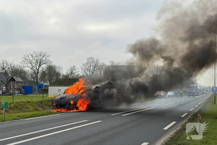 Amerikaanse pick-uptruck gaat in vlammen op