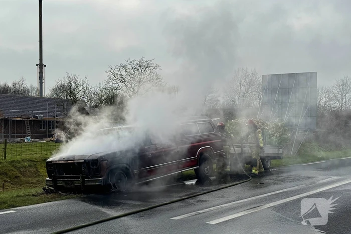 Amerikaanse pick-uptruck gaat in vlammen op