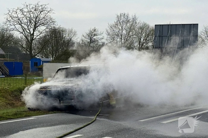 Amerikaanse pick-uptruck gaat in vlammen op
