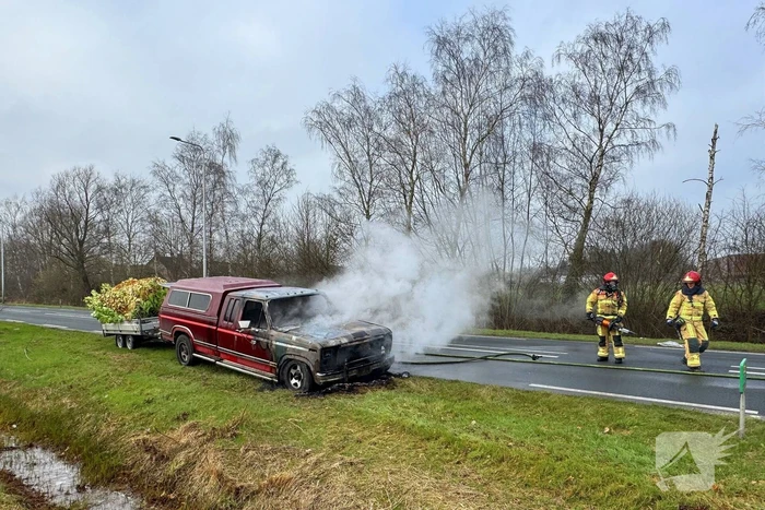 Amerikaanse pick-uptruck gaat in vlammen op