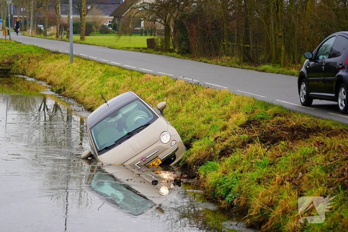 Auto belandt in sloot na aanrijding