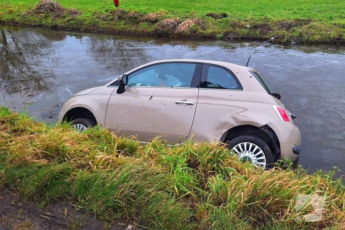 Auto belandt in sloot na aanrijding
