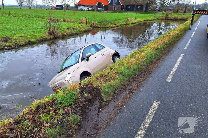 Auto belandt in sloot na aanrijding