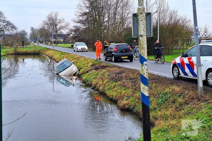 Auto belandt in sloot na aanrijding