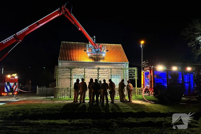 Brandweer schaalt op bij schoorsteenbrand