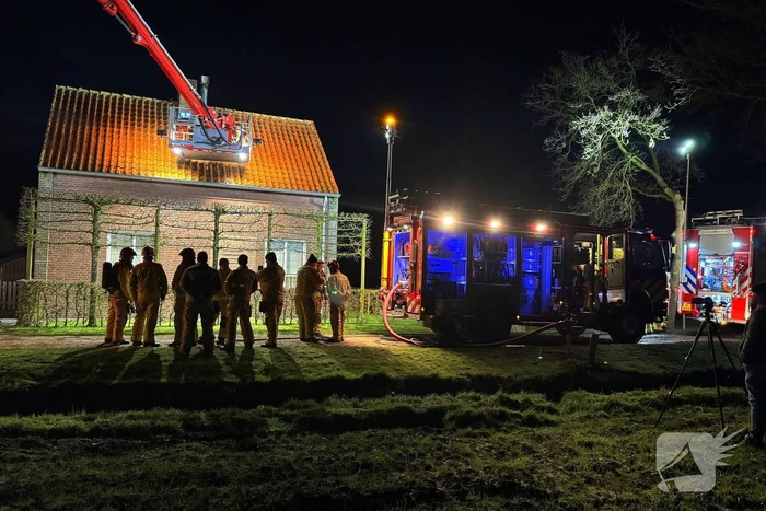 Brandweer schaalt op bij schoorsteenbrand