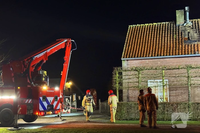 Brandweer schaalt op bij schoorsteenbrand