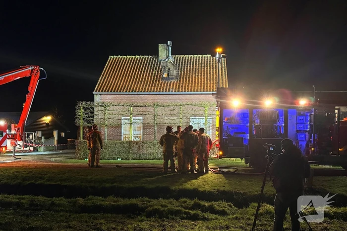 Brandweer schaalt op bij schoorsteenbrand