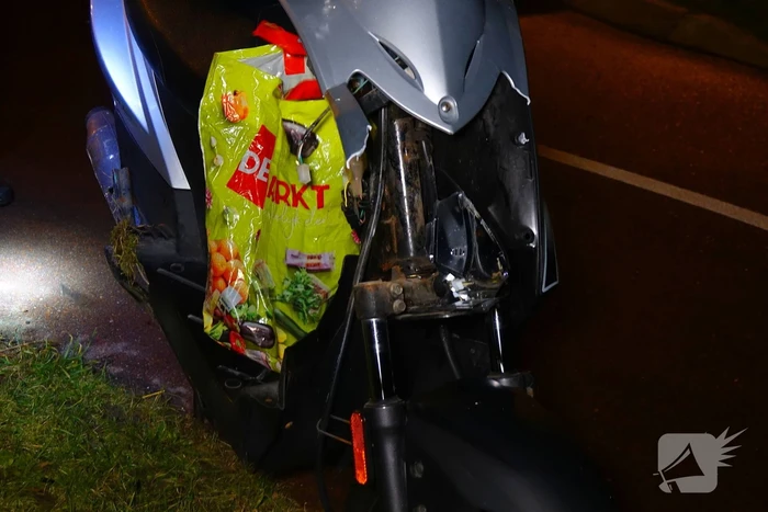 Scooterrijder klapt op paal
