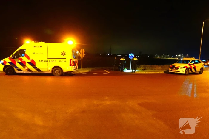 Scooterrijder klapt op paal