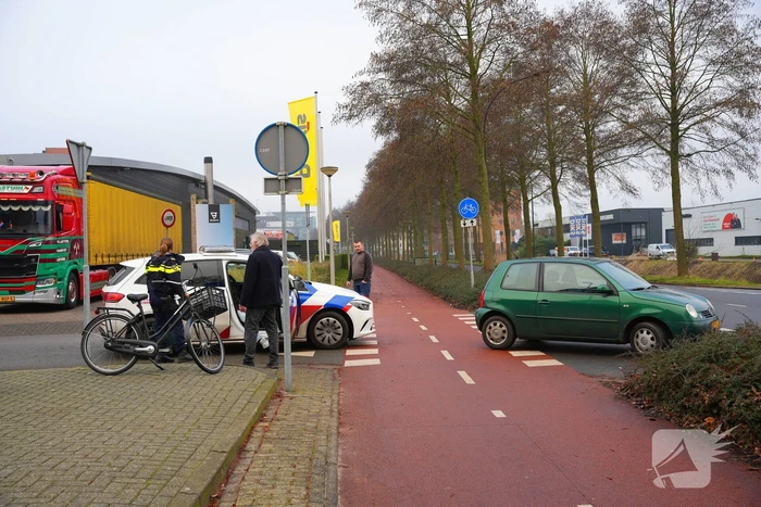 Vrouw op fiets aangereden door automobilist