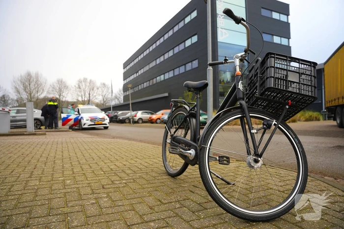 Vrouw op fiets aangereden door automobilist