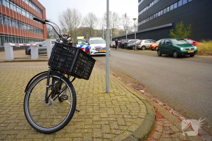 Vrouw op fiets aangereden door automobilist