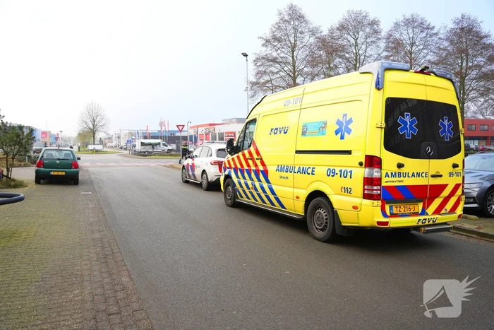 Vrouw op fiets aangereden door automobilist