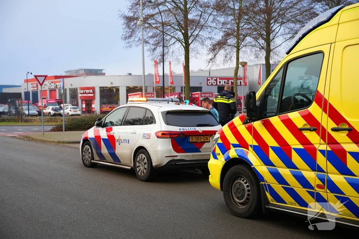 Vrouw op fiets aangereden door automobilist