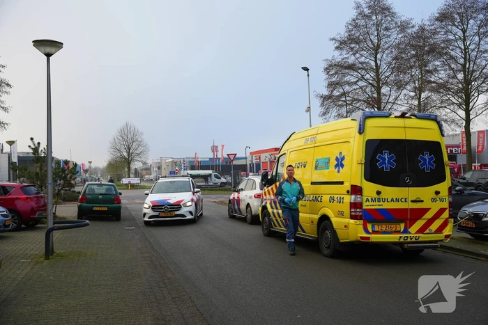 Vrouw op fiets aangereden door automobilist