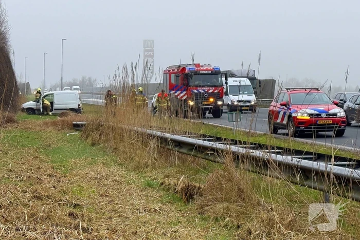 Automobilist raakt van de weg en ramt geluidswal