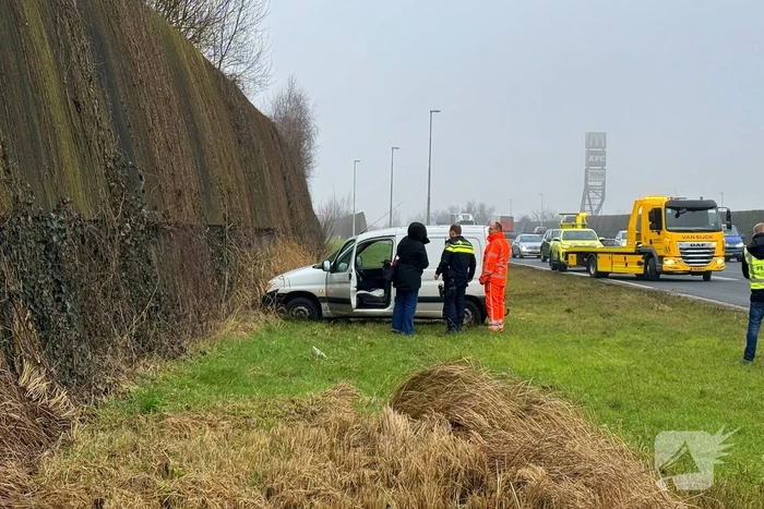 Automobilist raakt van de weg en ramt geluidswal