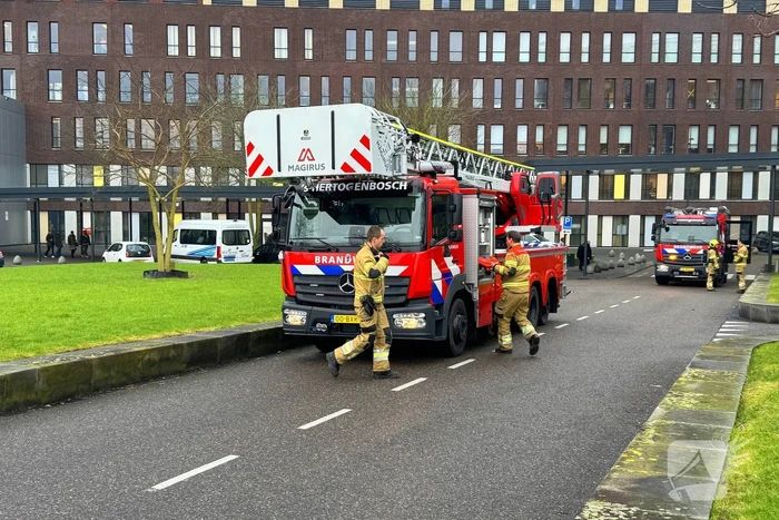 Rokende auto in parkeergarage Jeroen Bosch Ziekenhuis