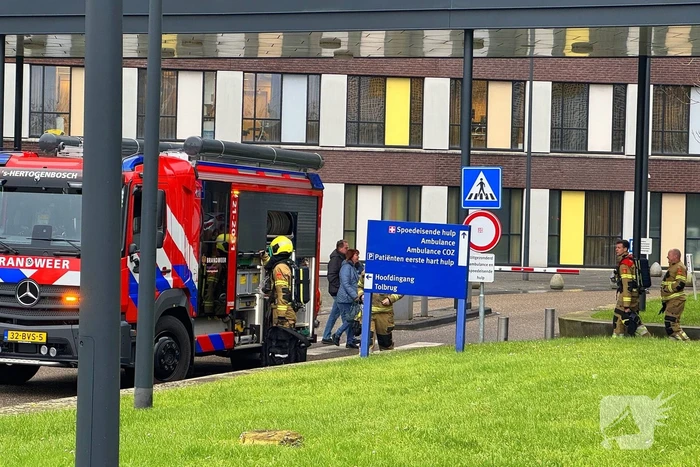 Rokende auto in parkeergarage Jeroen Bosch Ziekenhuis