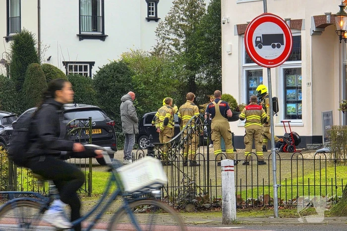 Brandweer onderzoekt koolmonoxidelek, een persoon naar ziekenhuis