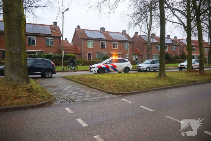 Fietser Let niet op met afslaan en rijdt tegen auto