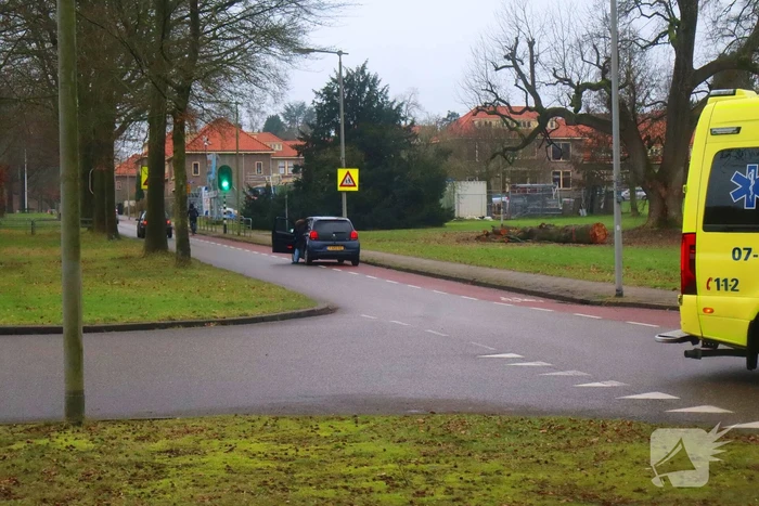 Fietser Let niet op met afslaan en rijdt tegen auto
