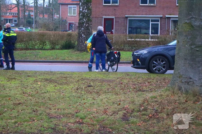 Fietser Let niet op met afslaan en rijdt tegen auto