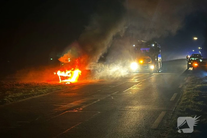 Brandweer blust autobrand
