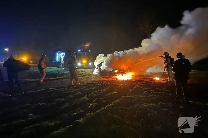 Brandweer blust autobrand
