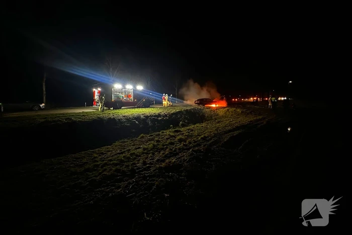 Brandweer blust autobrand