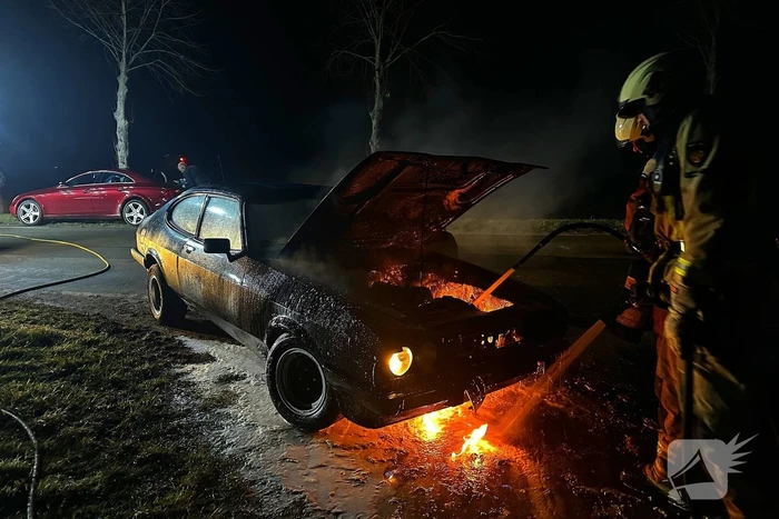 Brandweer blust autobrand