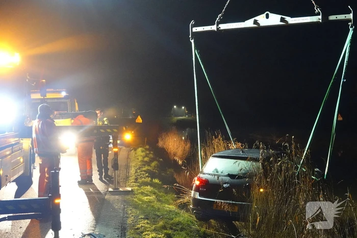 Automobiliste eindigt in het water