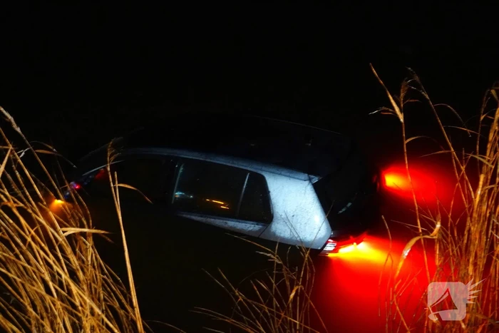 Automobiliste eindigt in het water