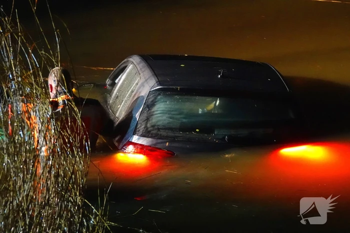 Automobiliste eindigt in het water