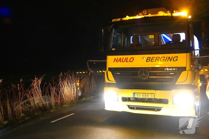 Automobiliste eindigt in het water